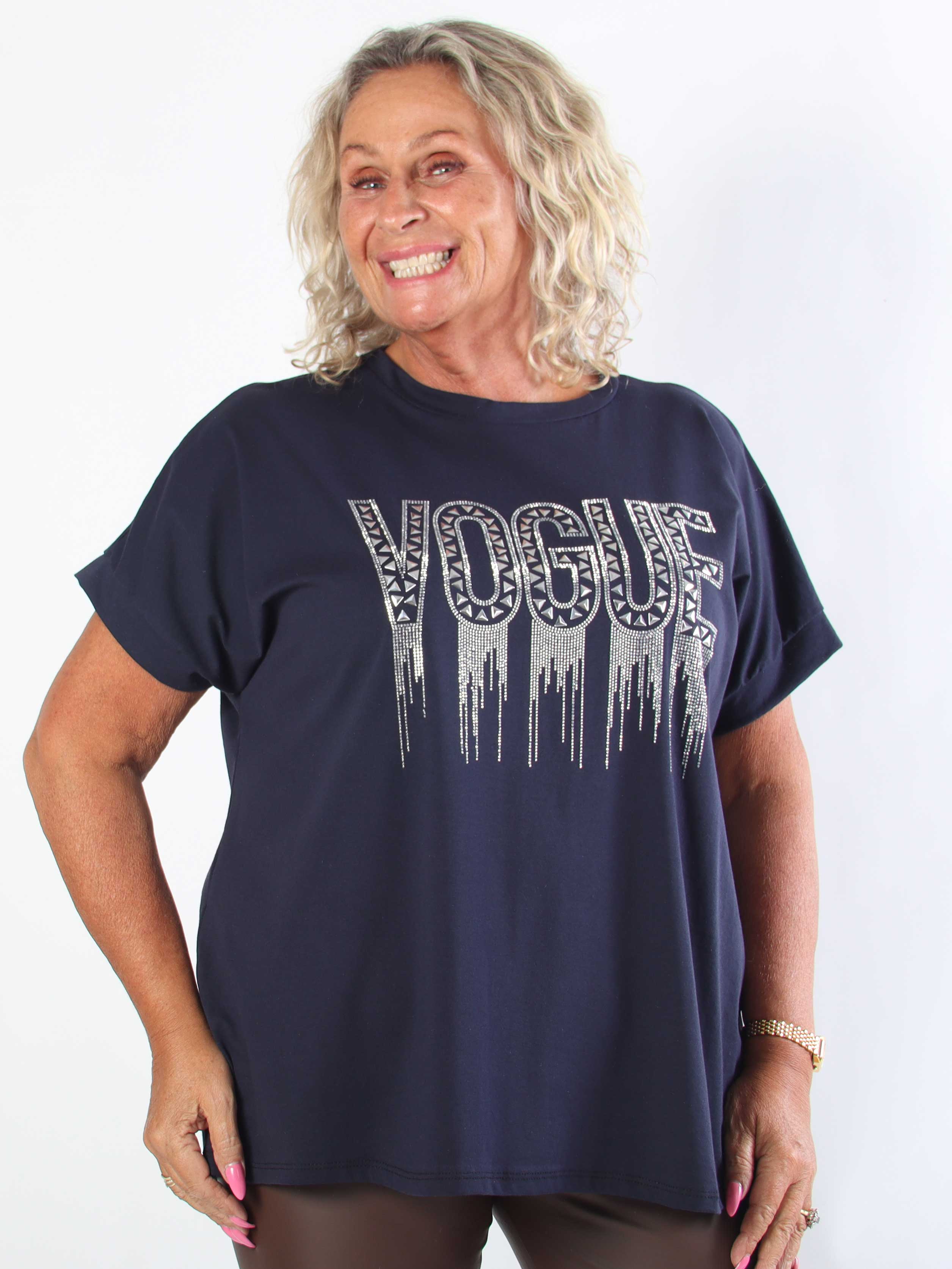 Carna - Plus size t-shirt i bomuld med VOGUE på brystet med fine similisten